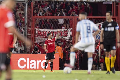 La contracara de los 9: mientras celebra Gabriel Ávalos su gol, Maravilla Martínez está listo para sacar del medio, como incrédulo luego de errar un penal en el primer tiempo y una chance casi óptima en el segundo.