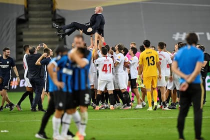 La contracara del fútbol: Godín consuela a Lautaro Martínez, mientras los jugadores de Sevilla celebran