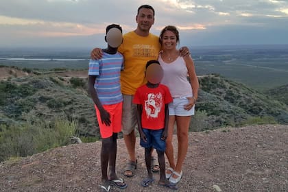 Los mendocinos Marianela Irrazábal y Gustavo Ballester adoptaron hace cuatro años, en Guinea Bissau, a Agostinho, de 12, y Edimilson, de 8