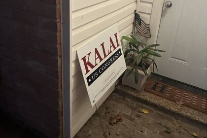 La controversia se intensificó al revelarse que los padres de Kalai ya aportaron US$3500 cada uno a su campaña republicana, el límite máximo permitido por ley federal para una primaria