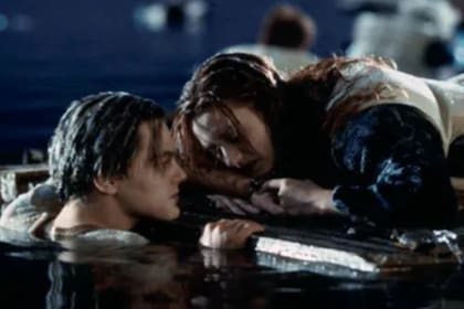 La controversial escena final de Titanic (1997): ¿Había lugar para Jack en la puerta?