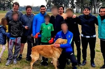 La controvertida foto de Tevez con vecinos de Maipú