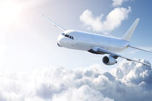 La controvertida manera en la que se sentó una pasajera en un avión despertó controversia y fue refutada por un especialista