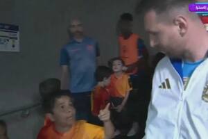 La conversación entre Lionel Messi y un niño antes de salir a la cancha (Foto: Captura de video)
