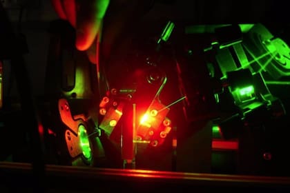 La conversión de luz verde de alta intensidad en longitudes de onda rojas respetuosas con el medio ambiente, dentro del láser Titanium: Sapphire utilizado en el estudio