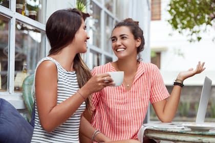 La convivencia entre comunidades bilingües impulsó la alternancia entre idiomas en distintos ámbitos de la vida cotidiana