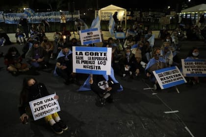 La convocatoria fue impulsada en redes sociales; piden "una Justicia independiente" y exigen a la Corte que "falle a favor de la República"