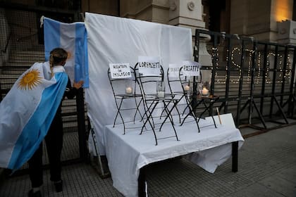 Cientos de personas realizan este lunes una vigilia frente a los Tribunales de la Nación para pedir por la continuidad de los camaristas Pablo Bertuzzi, Leopoldo Bruglia y Germán Castelli