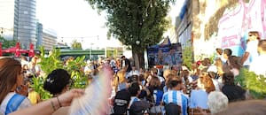 Una "choripaneada" reunió a cientos de hinchas argentinos en Viena: “No se ve mucho de esto acá”