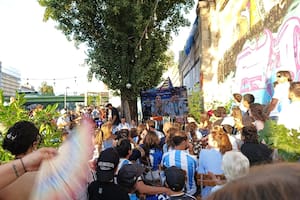 Una "choripaneada" reúne a cientos de argentinos en Viena para alentar a la selección