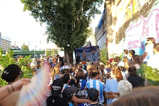 Una "choripaneada" reunió a cientos de hinchas argentinos en Viena: “No se ve mucho de esto acá”