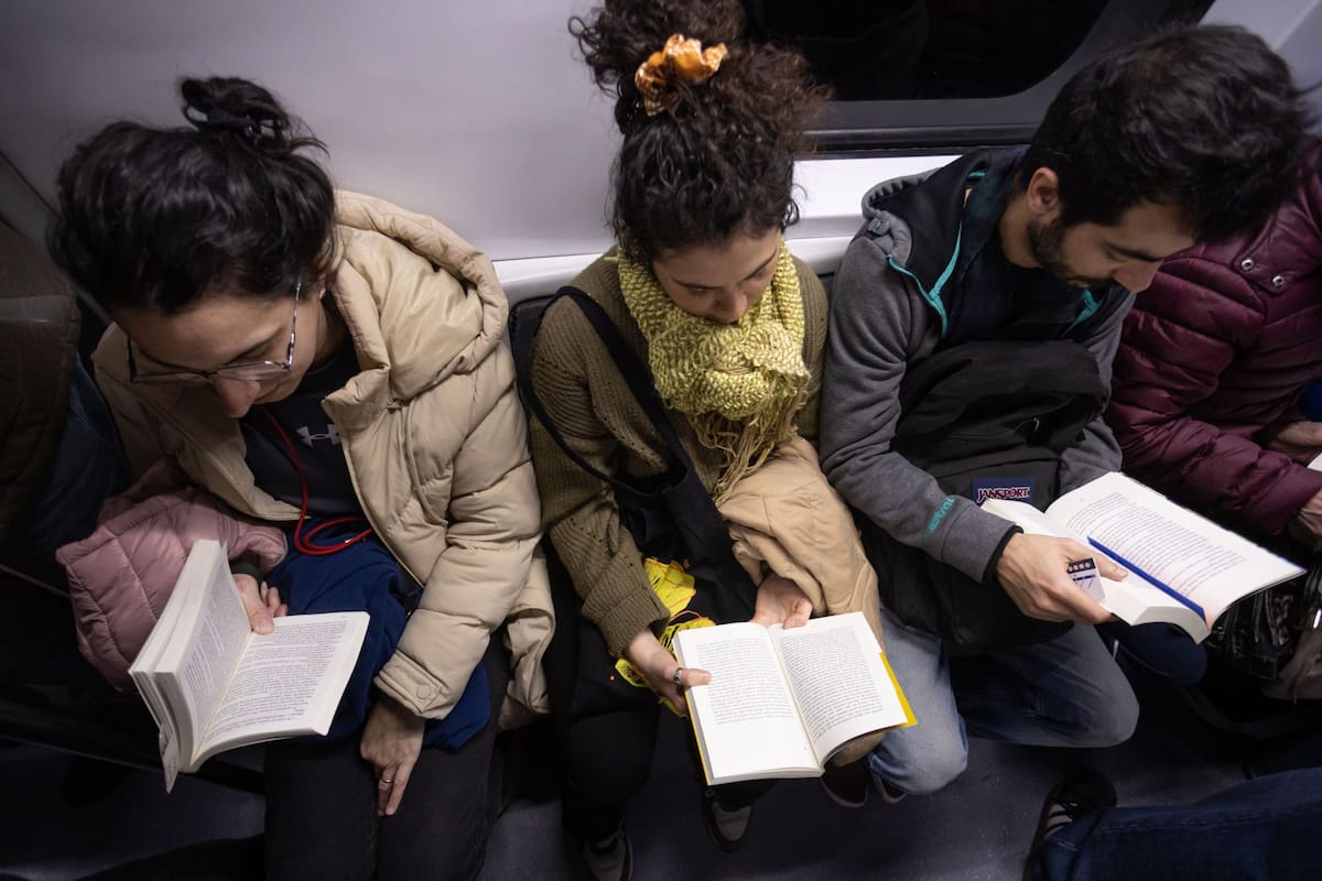 La convocatoria reunió a pasajeros-lectores que coparon los vagones de la Línea H