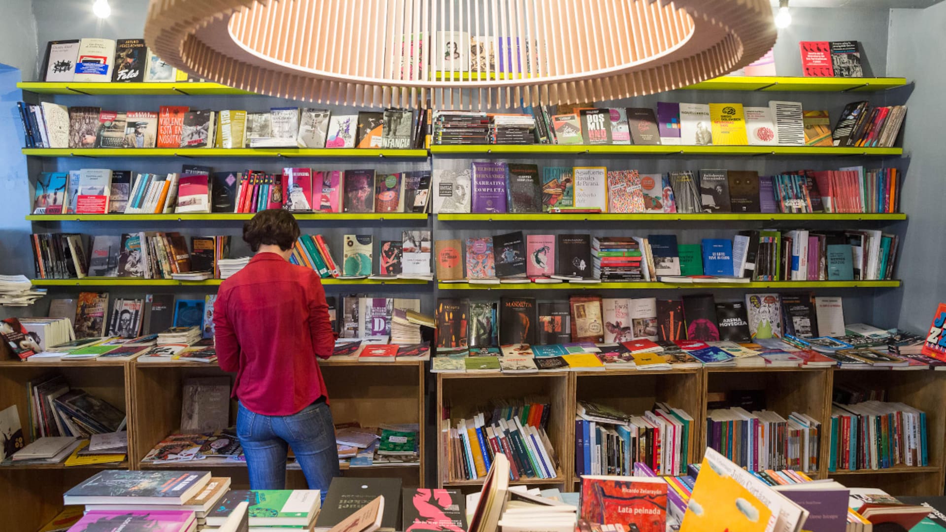 La Coop, una librería mítica para los amantes de la literatura, invita a una experiencia visual, donde los libros expuestos de frente forman una estampa con diseños, colores y tamaños.