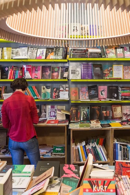 La Coop, una librería mítica para los amantes de la literatura, invita a una experiencia visual, donde los libros expuestos de frente forman una estampa con diseños, colores y tamaños.