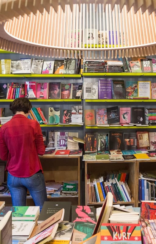 La Coop, una librería mítica para los amantes de la literatura, invita a una experiencia visual, donde los libros expuestos de frente forman una estampa con diseños, colores y tamaños.