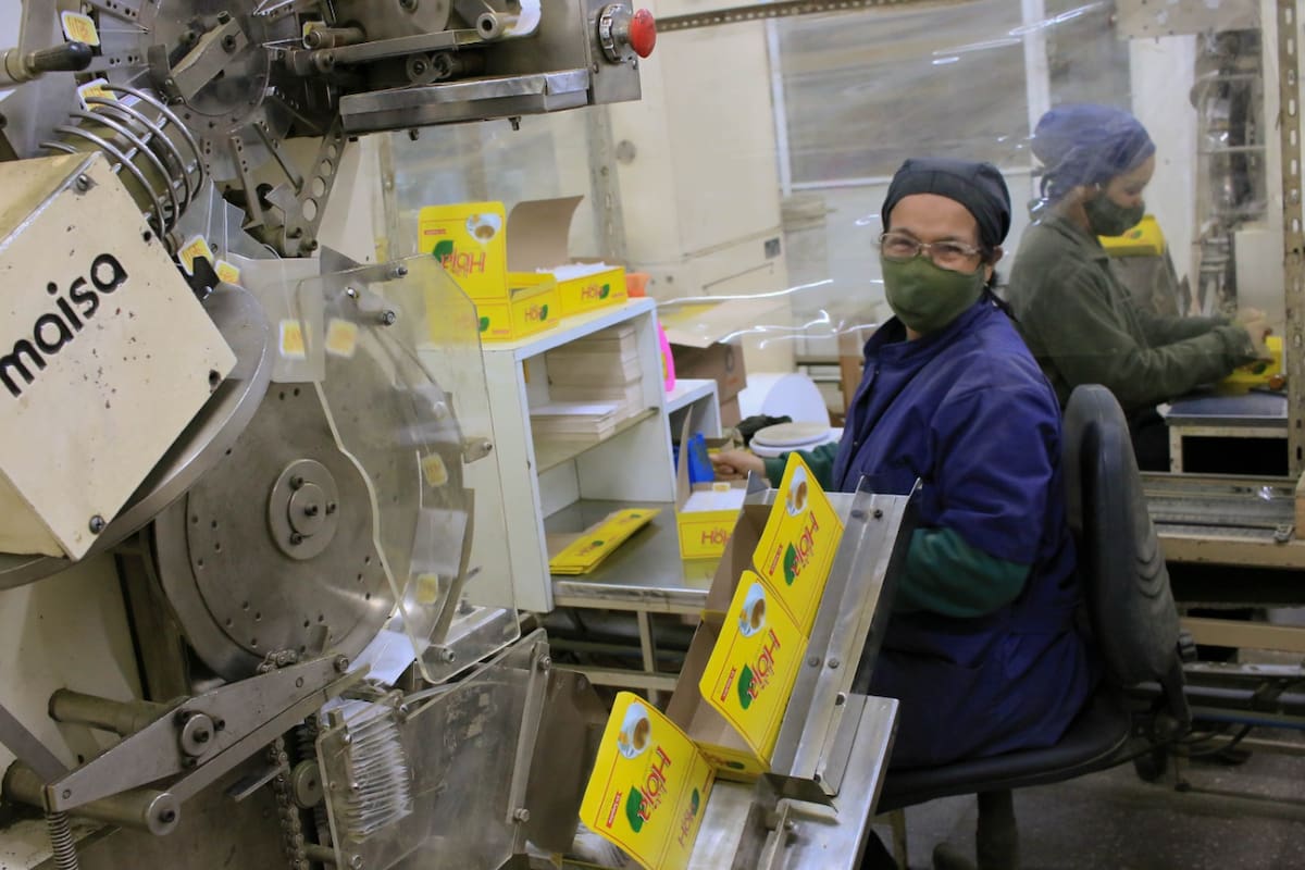 La cooperativa La Hoja se dedica principalmente a la producción de yerba mate, desde el cultivo de la hoja verde hasta el producto en góndola