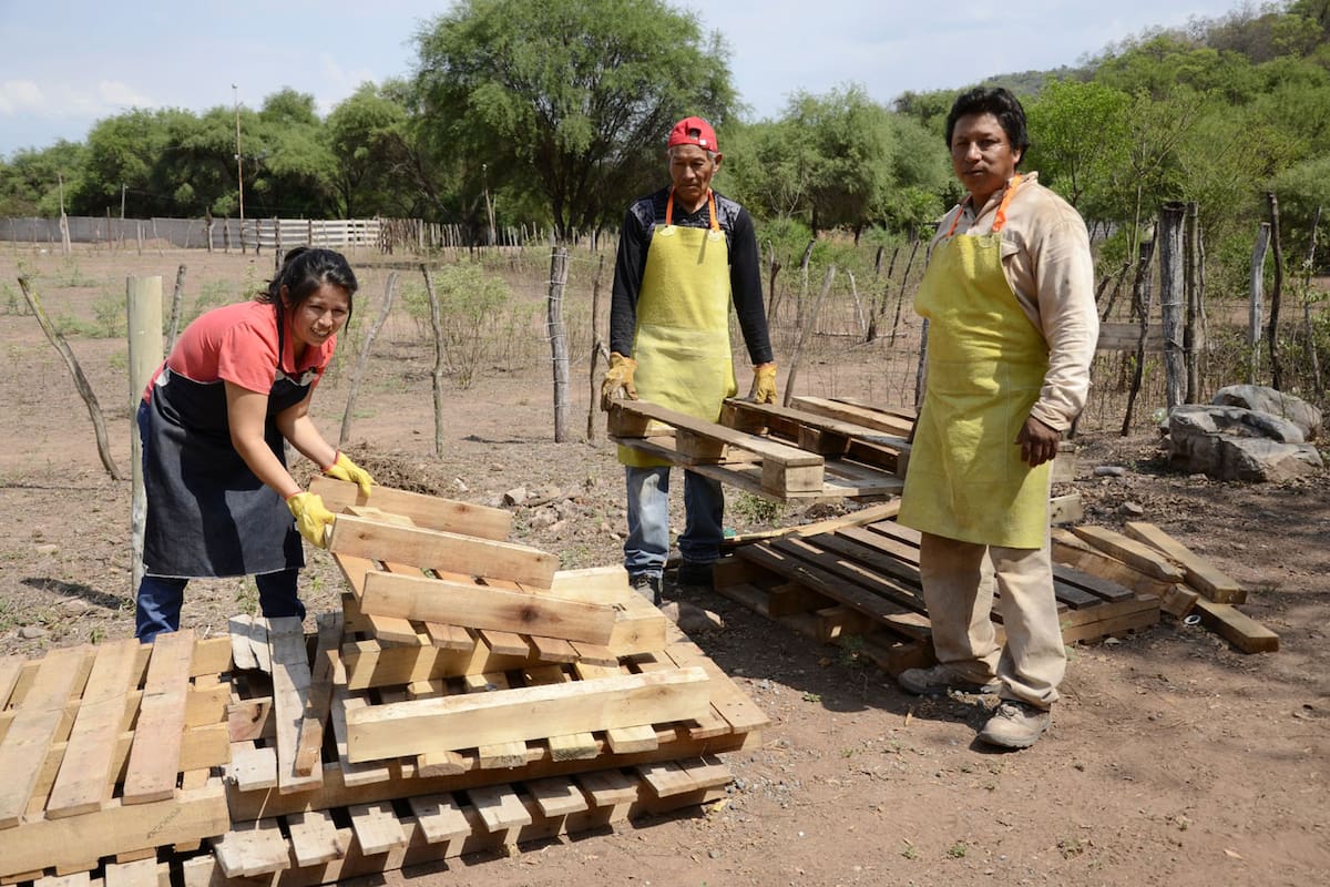 La cooperativa Puesto Viejo Construye, en Jujuy, permite a 30 familias trabajar en la recuperación de la madera, a partir de un emprendimiento de Cáritas