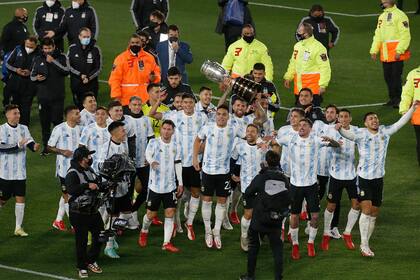 La Copa América y la vuelta olímpica fueron lo más destacado de las celebraciones post Argentina 3 vs. Bolivia 0 por la eliminatoria para el Mundial Qatar 2022.