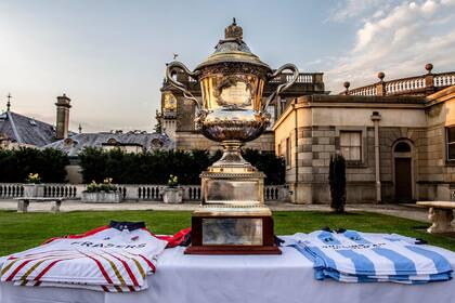 La Copa Coronación y las camisetas de Inglaterra y la Argentina.