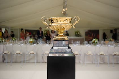 La Copa de Oro del Abierto Británico, el certamen más relevante de Europa; tres argentinos levantarán ese trofeo este domingo.