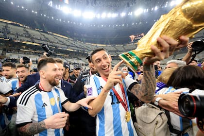 La Copa del Mundo puede ser el penúltimo trofeo que obtengan juntos Lionel Messi y Ángel Di María, no el antepenúltimo: Fideo disputará la Copa América este año y se retirará del seleccionado.