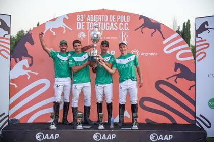La Copa Emilio de Anchorena descansa en manos de Facundo Pieres (11ª vez), Camilo Castagnola (2ª), Pablo Mac Donough (12ª, récord) y Bartolomé Castagnola (h., 2ª): La Natividad es bicampeón de Tortugas.