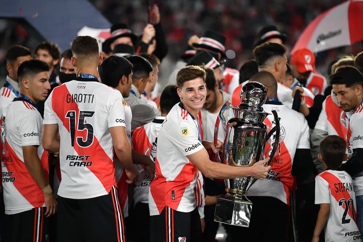 La Copa, en manos de Julián Álvarez, la figura del campeonato