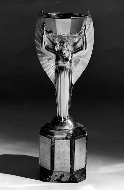 La Copa Jules Rimet nunca más apareció y si bien se cree que los ladrones la fundieron, también algunas versiones señalan que podría estar en manos de un coleccionista italiano