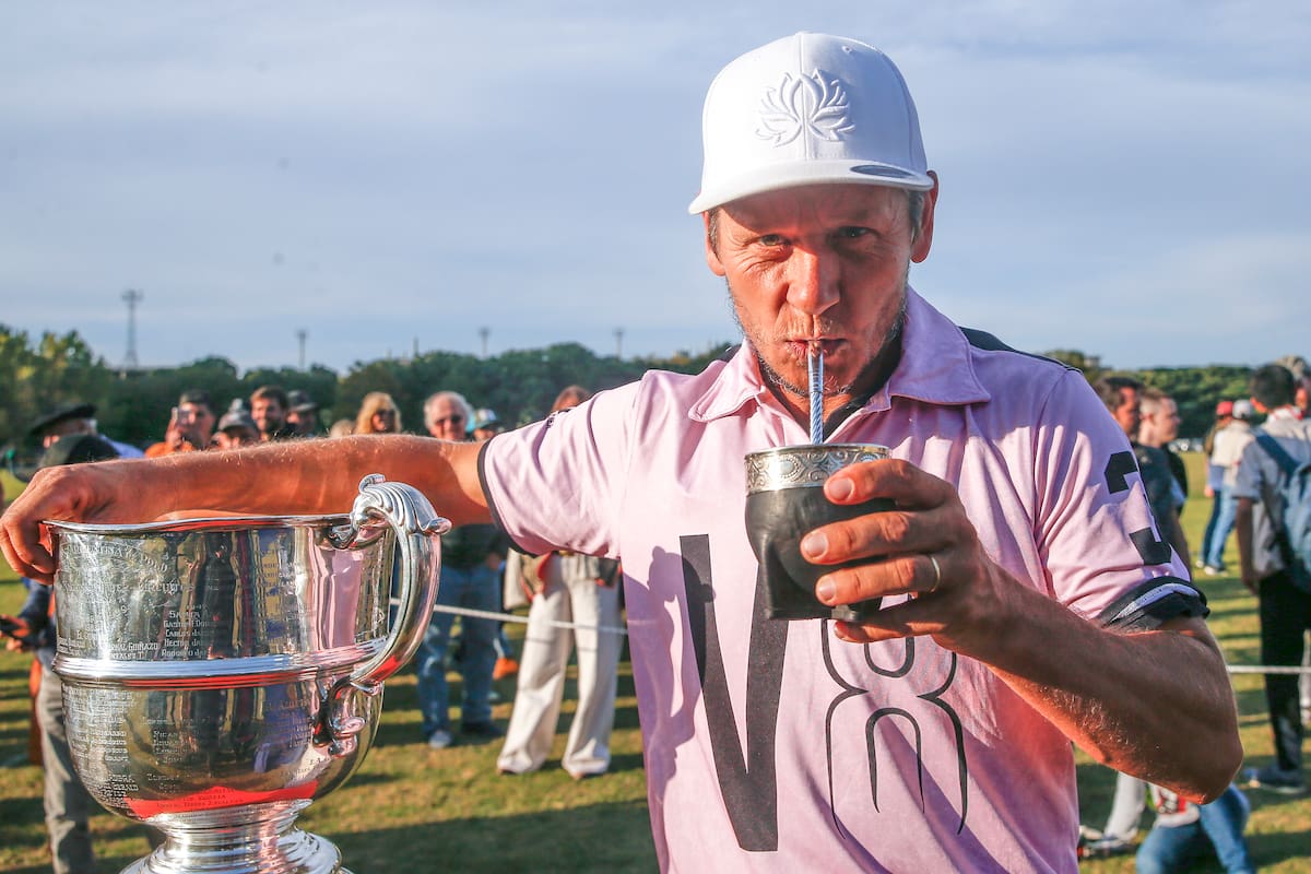 La Copa República Argentina por tercera vez en manos de Santiago Chavanne y el mate cebado por su hijo Pedro, de 13 años: polo en familia, como le gusta al capitán de Cuatro Vientos.