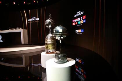 La Copa Sudamericana, en primer plano, junto a su hermana mayor, la Libertadores; ambas tuvieron los sorteos que determinaron la conformación de sus grupos, en la sede de Conmebol.