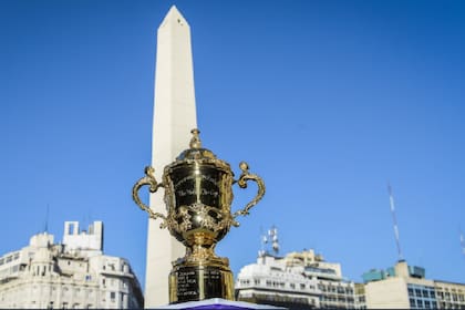 La Copa Webb Ellis delante del máximo icono de Buenos Aires y de la Argentina: el Obelisco.