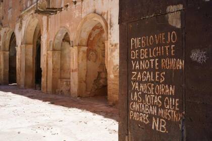 La coplilla de Natalio Baquero recibe a los visitantes de Belchite.