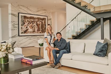 La cordobesa y el ex corredor de bolsa (hoy, se desempeña como un exitoso orador motivacional) posan en el living de su hogar en Los Angeles, que está presidido por el retrato que el fotógrafo británico David Yarrow le hizo a Belfort, inspirado por la película.