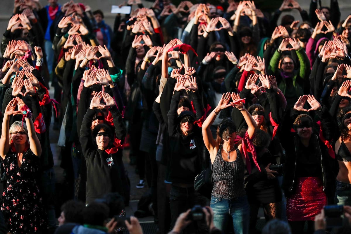 La coreografía "Un violador en tu camino", ayer, frente al Palacio de Justicia de Roma, Italia
