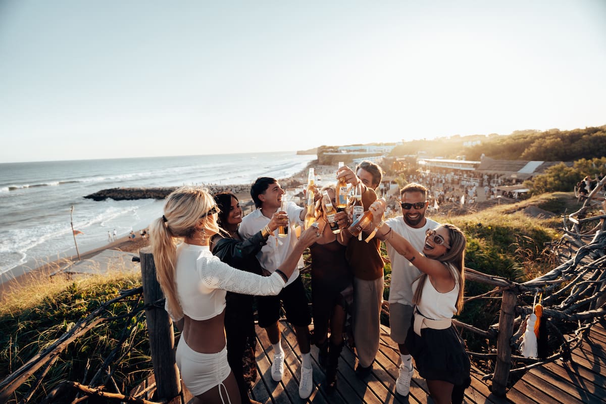 La Corona Crew disfrutó del atardecer en El Calamar Loco.