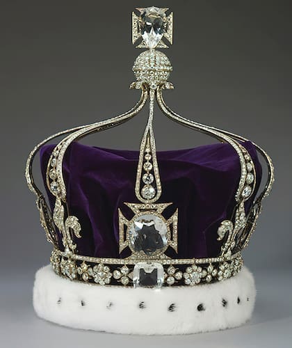 La corona de Camilla está compuesta por un marco de plata revestido de oro. Tiene 2.200 diamantes, la mayoría de talla brillante. Fue construida en 1911 por Garrard & Co (desde 1843 y hasta 2007 estos joyeros realizaron centenares de piezas para la familia real) por encargo de la reina Mary, bisabuela de Carlos III.