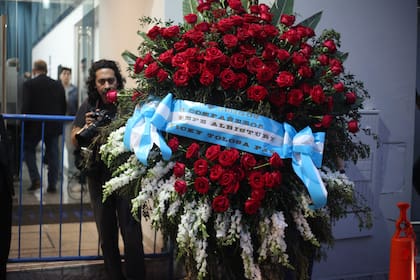 La corona de flores que enviaron Pepe Albistur y Victoria Tolosa Paz