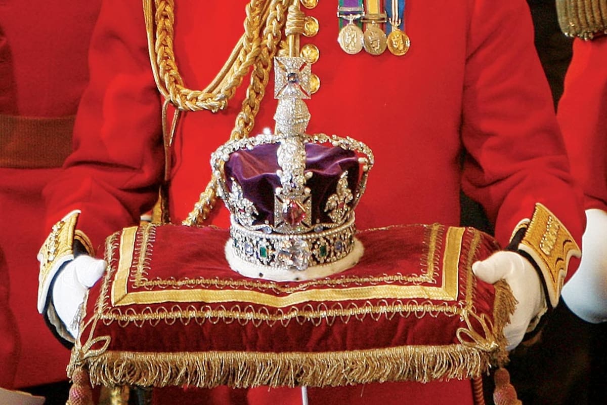 La Corona del Estado Imperial pesa más de un kilo y está adornada con casi 3000 piedras preciosas