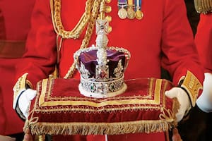 La Corona del Estado Imperial pesa más de un kilo y está adornada con casi 3000 piedras preciosas