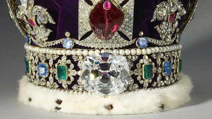 La corona Imperial, al detalle. Antes de su coronación, en 1953, la Reina Isabel II solía caminar dentro del Palacio para acostumbrarse a llevar en su cabeza la majestuosa pieza de un kilo.