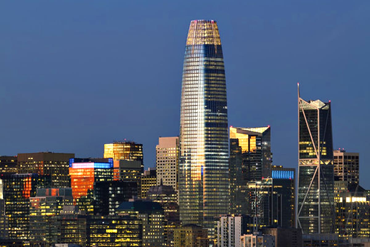 La corona LED de la SalesForce Tower, en San Francisco, proyecta imágenes en tiempo real sobre la ciudad