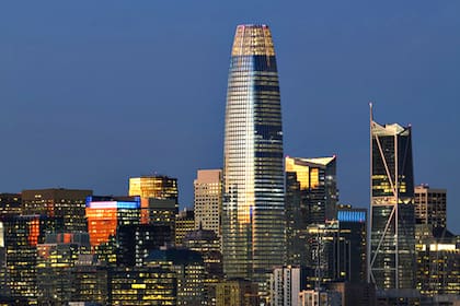 La corona LED de la SalesForce Tower, en San Francisco, proyecta imágenes en tiempo real sobre la ciudad