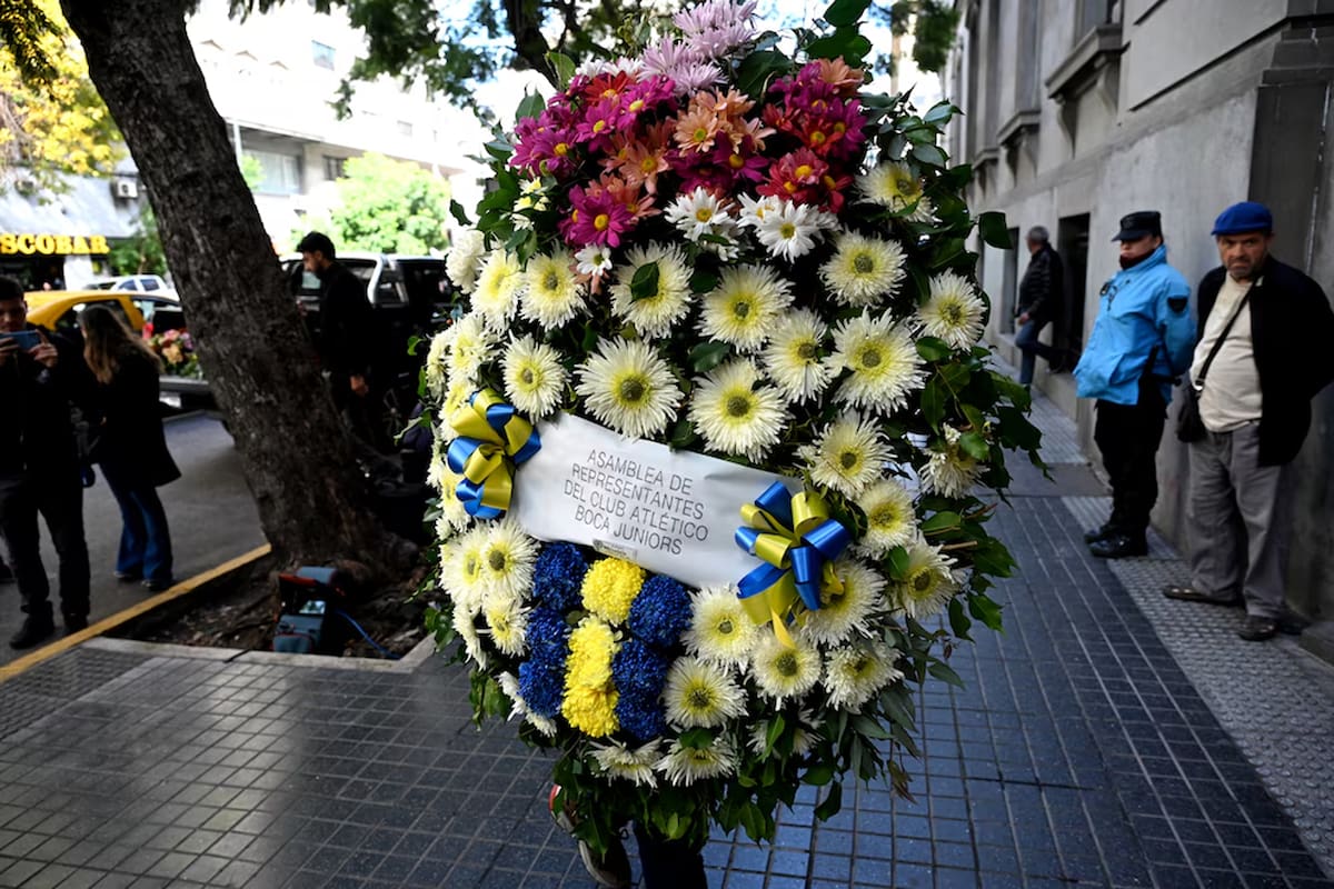 La corona que envió Boca al velorio de Hugo Gatti