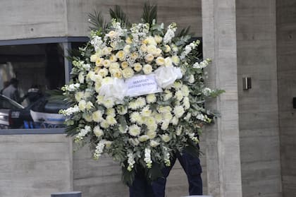 La corona que envió Gustavo Sofovich en nombre suyo y de su padre