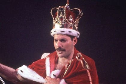 La corona y capa con la que salía a los escenarios durante la última gira de Queen, en 1986, son algunos de los elementos de Freddie Mercury que serán subastados a partir de septiembre