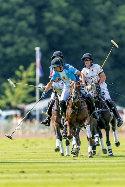 La Coronation Cup se juega desde 1911. Fue una iniciativa del Ranelagh Club para celebrar la coronación del rey Jorge V. Desde 1971 la organiza la Hurlingham Polo Association, que invita a distintos seleccionados.