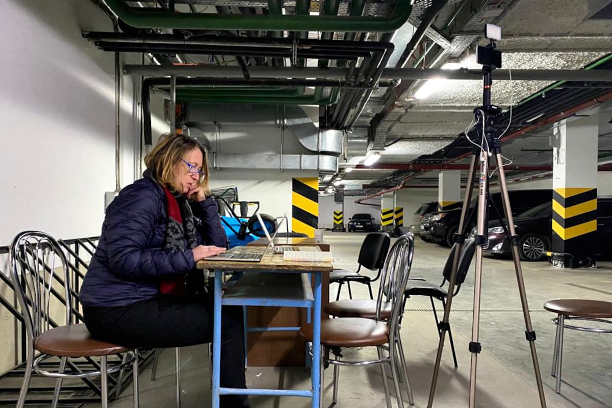 La corresponsal de LA NACION, Elisabetta Piqué durante la cobertura en Kiev, Ucrania