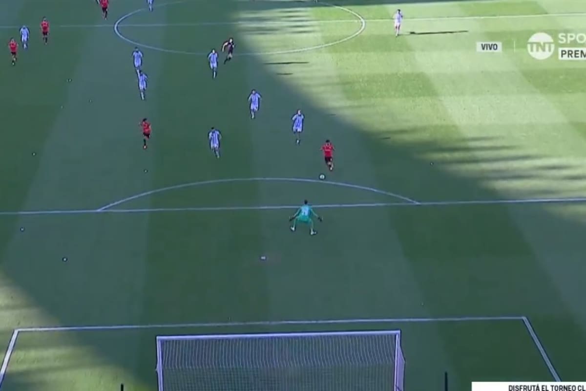 La corrida de Galdames del final vista desde atrás del arco de Cambeses, pero el volante de Independiente rematará desviado: fue el último segundo del clásico