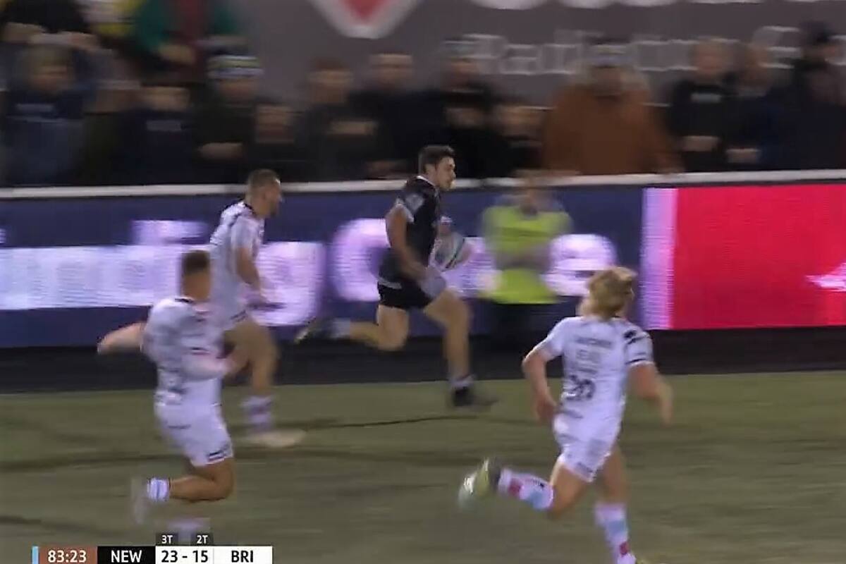 La corrida de Mateo Carrera rumbo al try para Newcastle Falcons