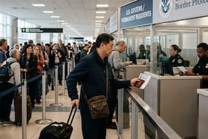 Millones de migrantes con green card podrían ser deportados por agentes en aeropuertos